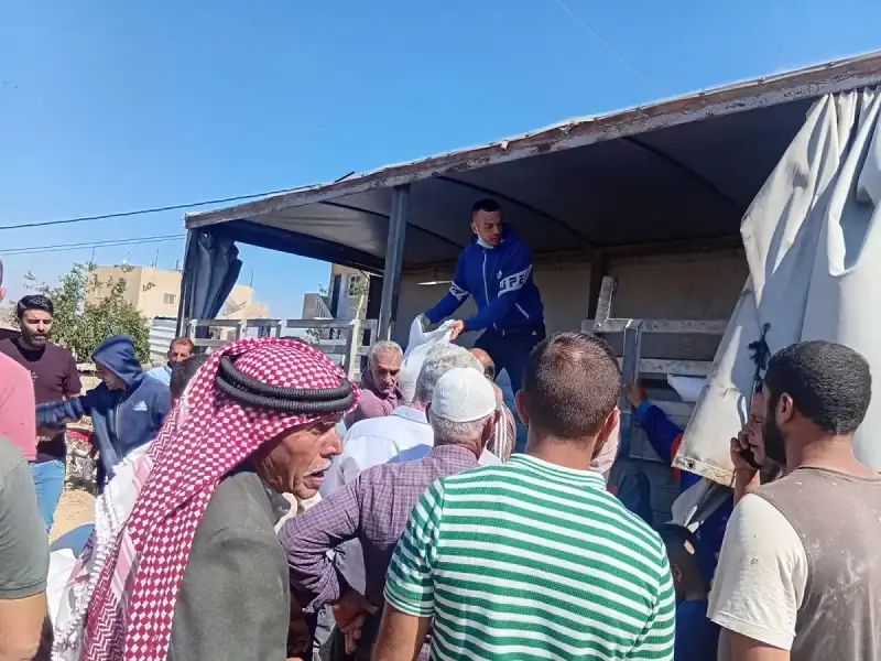 توزيع شعير على مربي الأغنام