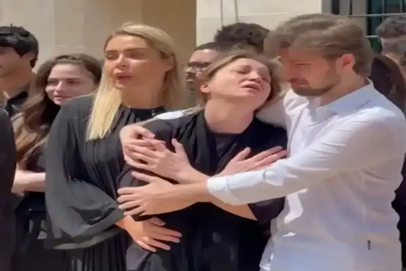 انهيار الفنانة نورا رحال في عزاء ابنها أليكس