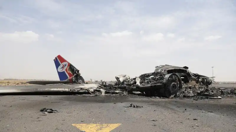 قصف مطار صنعاء