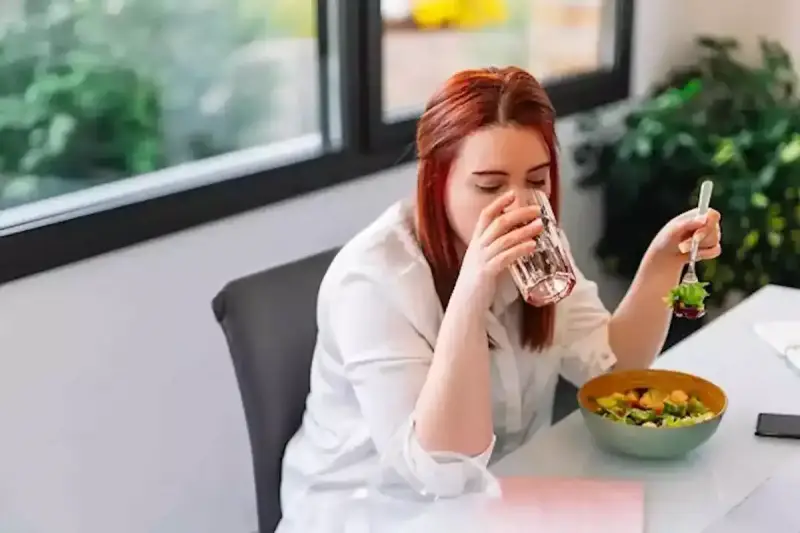 ما هو تأثير شرب الماء أثناء تناول الطعام؟