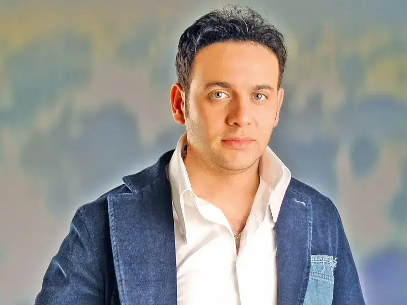 سر إهداء ألبوم قمر قمرين لعمرو دياب