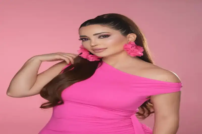 تفاصيل إطلالة نسرين طافش باللون الفوشيا