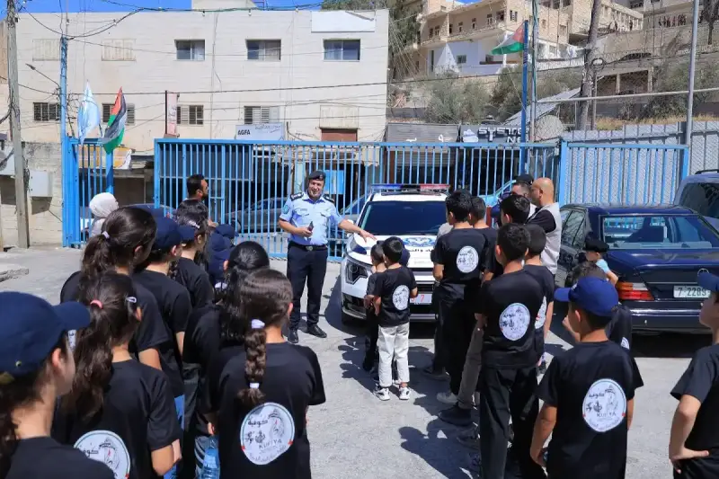 الشرطة الفلسطينية وأطفال المخيم الصيفي في نابلس