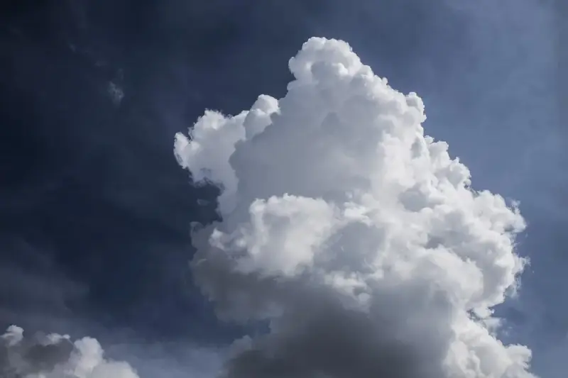 طريق ريفي قرب رام الله تحت سماء قليلة الغيوم