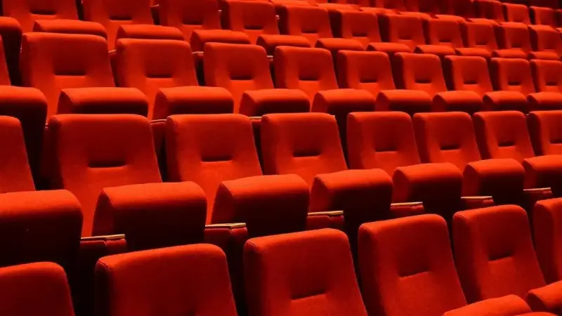 قاعة عرض سينمائي في تطوان بمسرح فارغ وشاشة كبيرة مضاءة