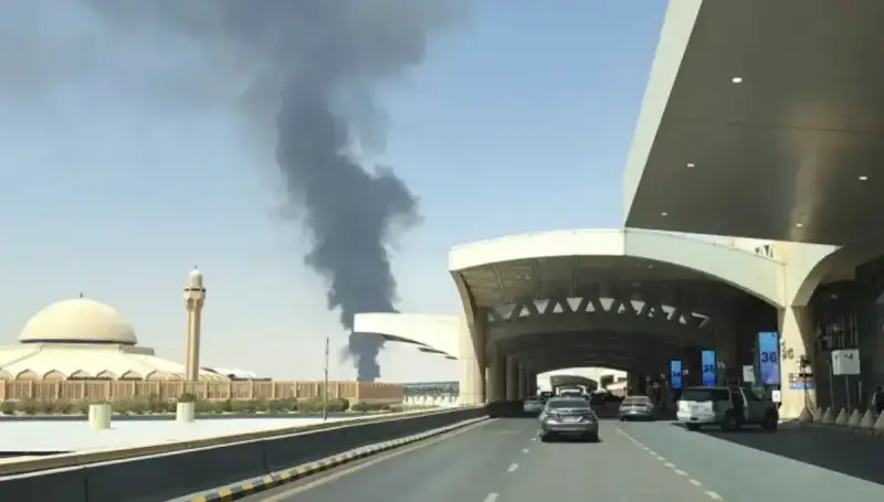 استهداف مطار الرياض