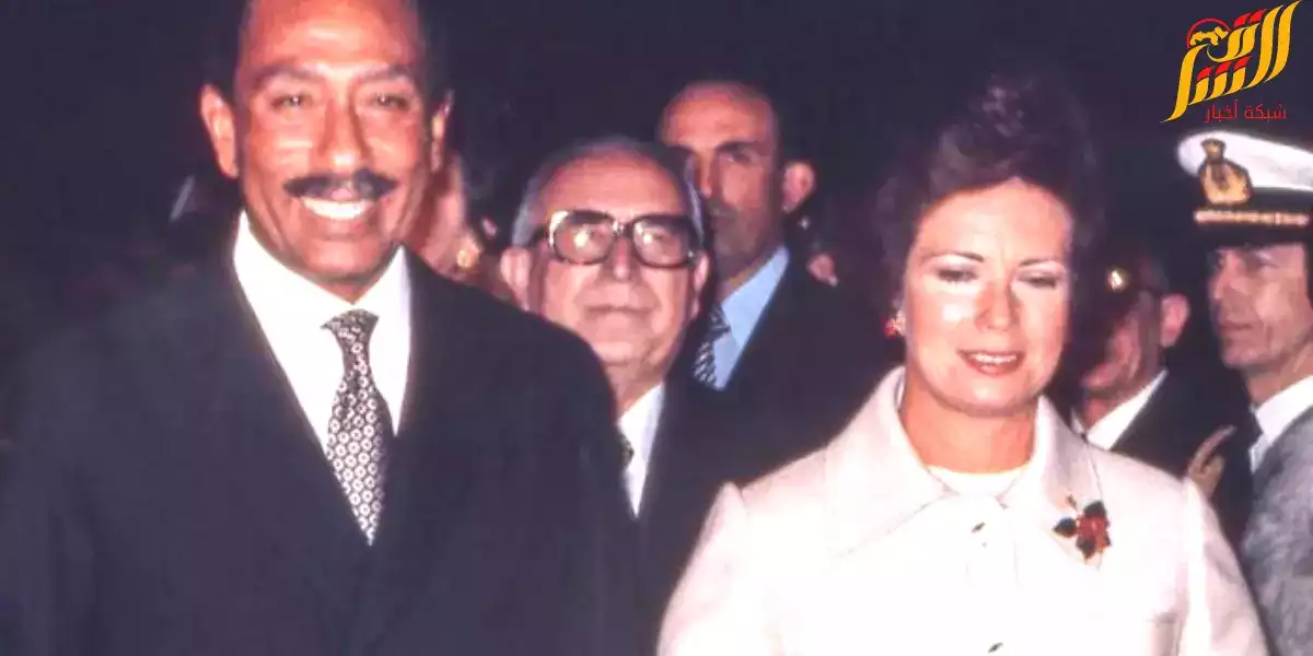 السادات الى جانب زوجته