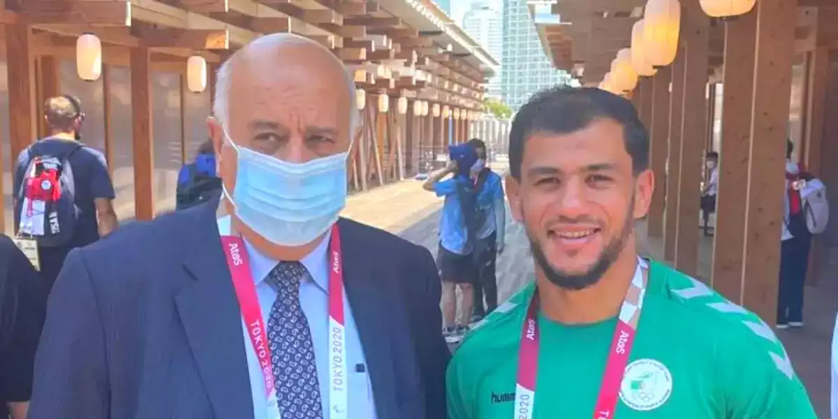 جبريل الرجوب الى جانب اللاعب الجزائري نورين