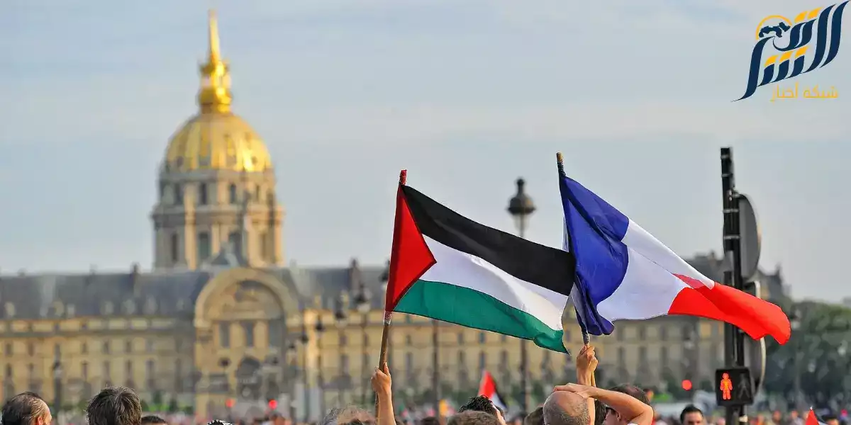 العلم الفرنسي الى جانب الفلسطيني في ساحة الايلزيه