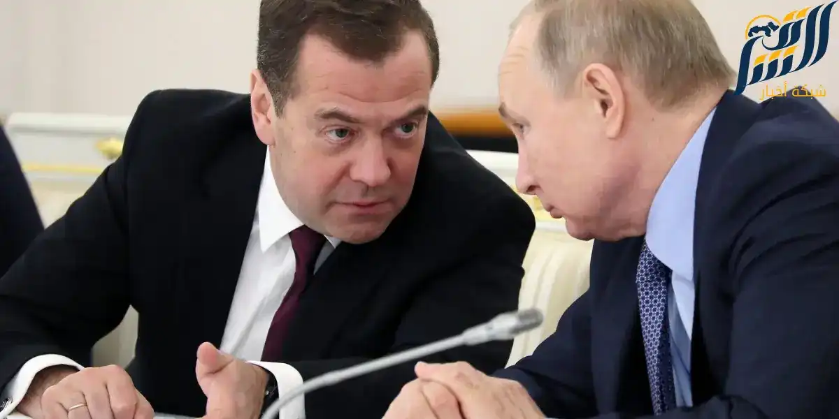 ميدفيديف الى جانب بوتين