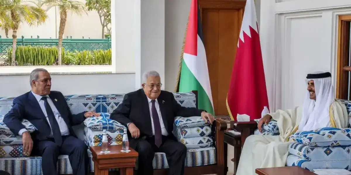 الرئيس عباس خلال لقاء امير قطر