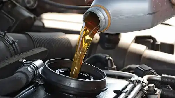 زيت محرك السيارة