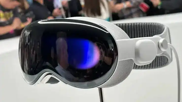 ميتا تقلد آبل.. تسجيل براءة اختراع لميزة "EyeSight" في سماعات Vision Pro