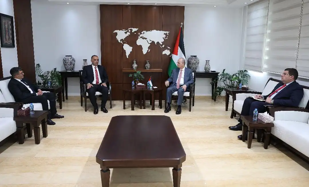 رئيس الوزراء الفلسطيني يلتقي بمنسق وكالة بيت مال القدس