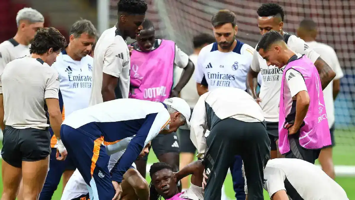 لحظة إصابة اللاعب الفرنسي إدواردو كامافينجا