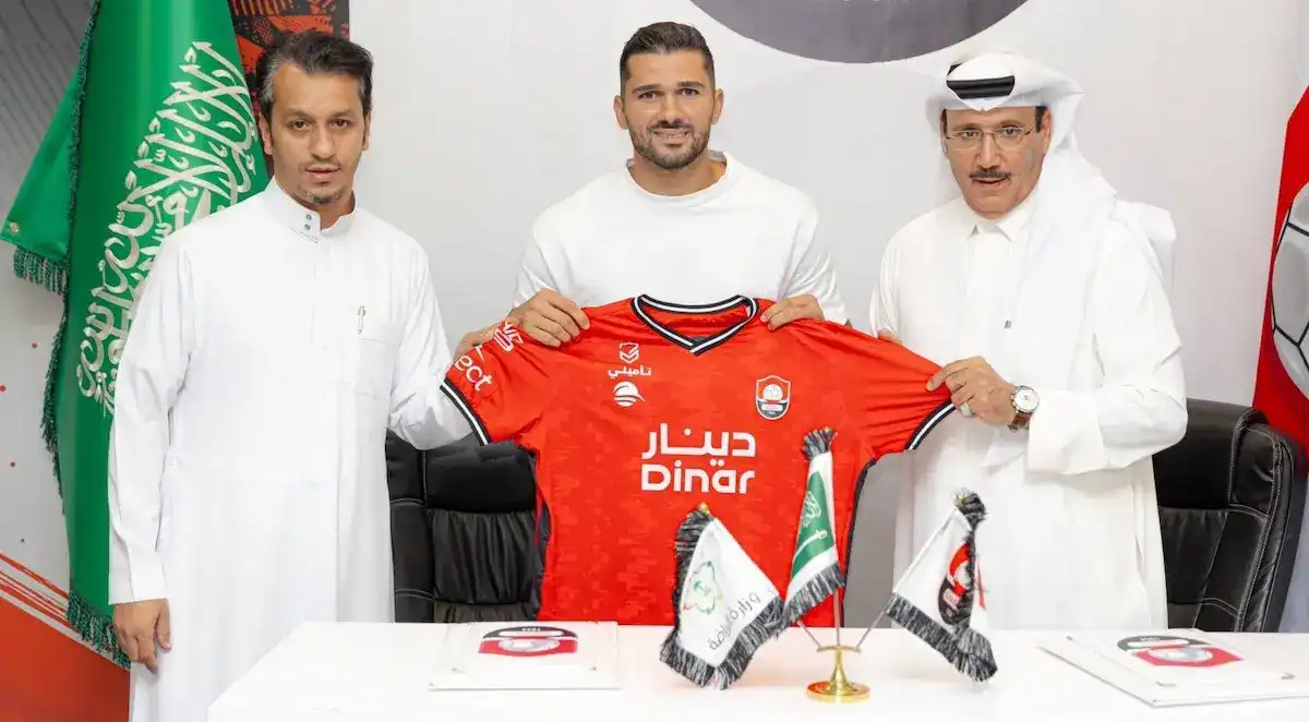 نجم خط الوسط الجزائري مهدي عبيد
