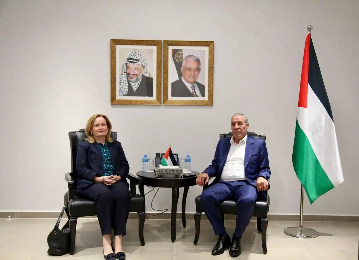 لقاء حسين الشيخ والقنصل البريطانية