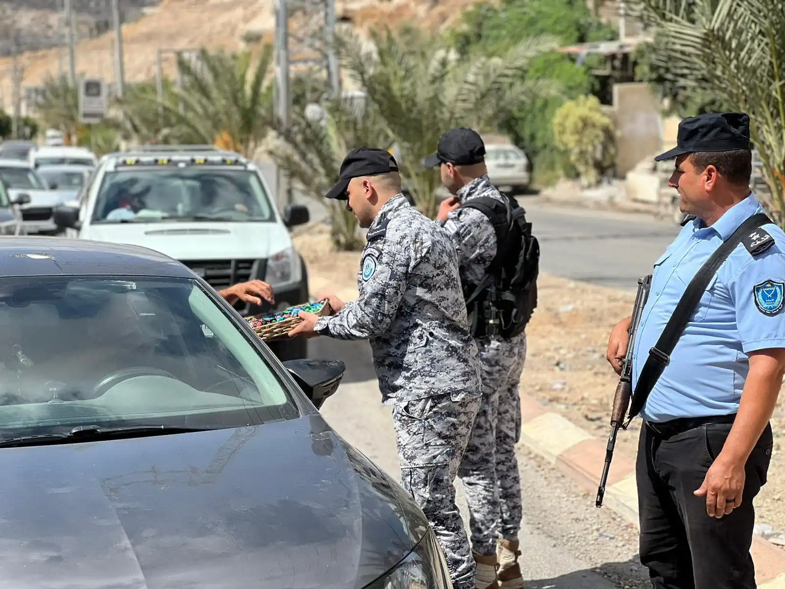 الضابطة الجمركية توزع الحلوى على المواطنين