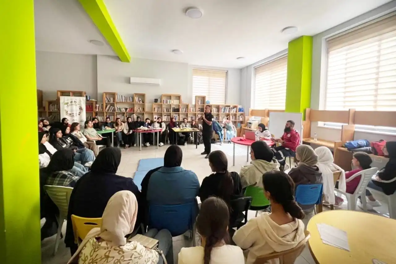 محاضرات توعوية لمتدربي الحياة الفلسطينية
