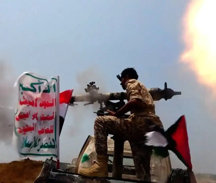 عنصر حوثي يطلق قذيفة ضمن مناورة الجماعة في محافظة الحديدة