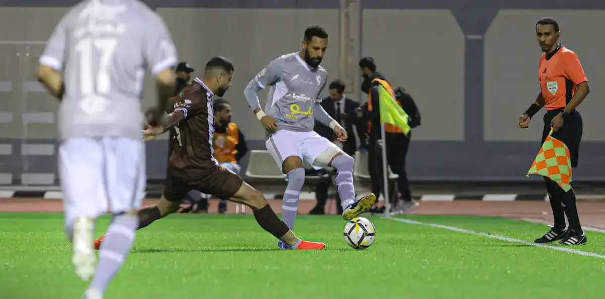 الطائي والجبلين