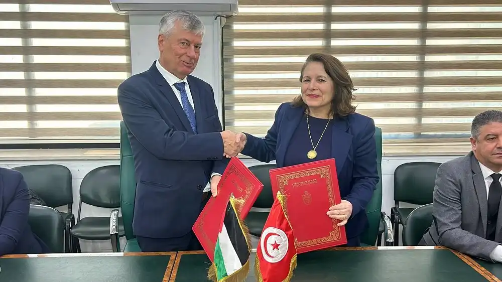 وزير الصناعة الفلسطيني ونظيرته التونسية