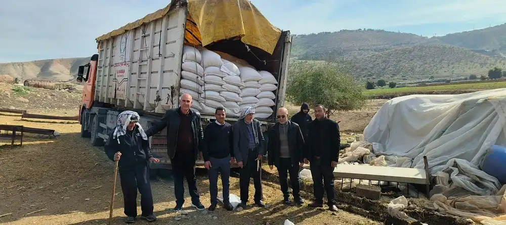 تسليم أعلاف ثروة حيوانية على مناطق الأغوار