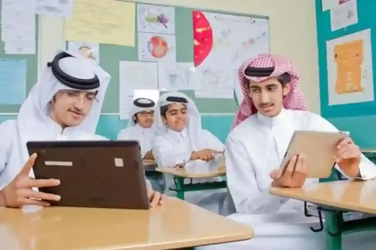 تفاصيل إلزام طلاب الثانوية بالزي السعودي