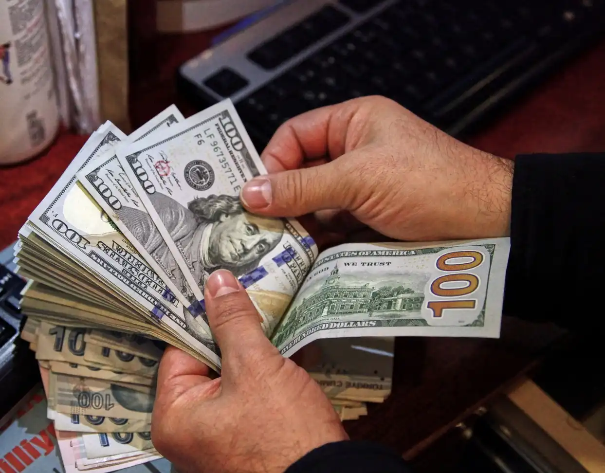 سعر 100 دولار في العراق اليوم