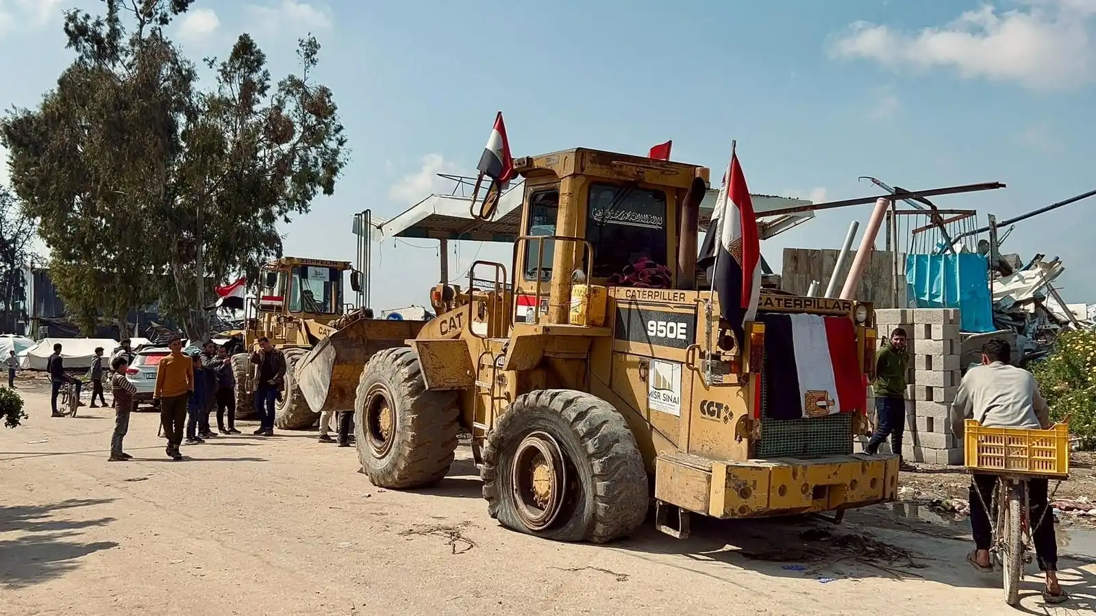 جرافة ترفع علم مصر