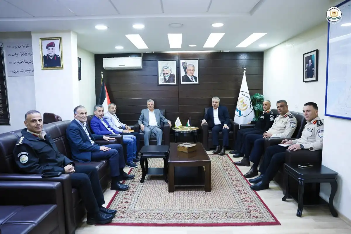 قائد الضابطة الجمركية مع وزير الصناعة