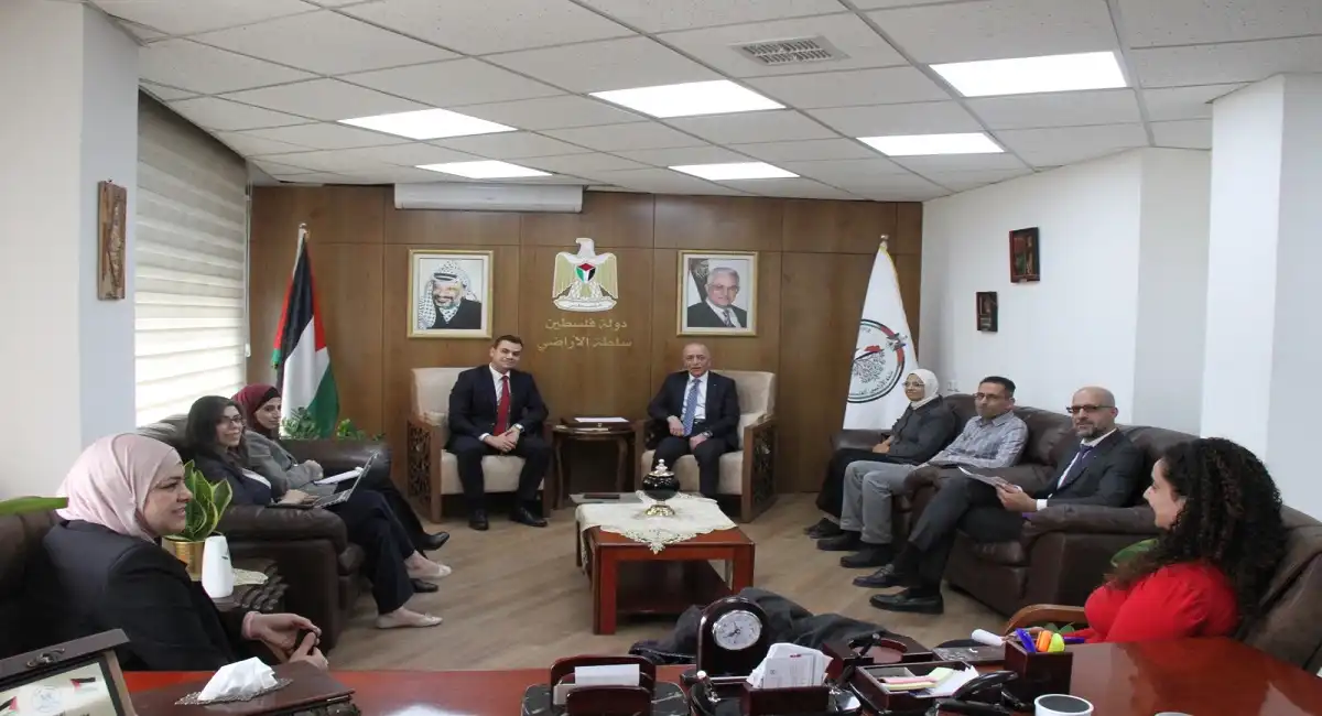 رئيس سلطة الأراضي مع وزير الاتصالات
