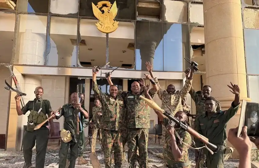 الجيش السوداني داخل القصر الرئاسي