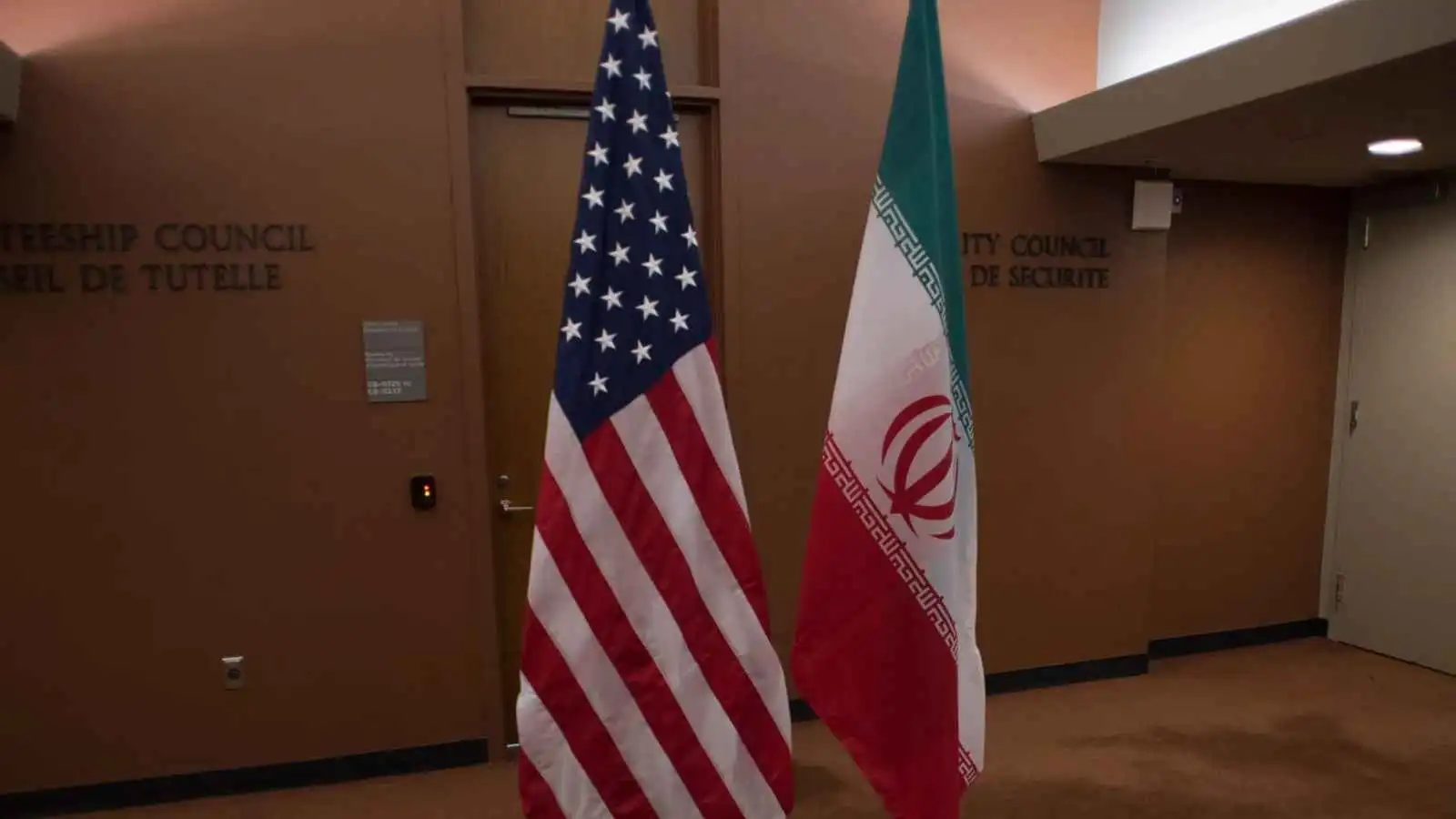 علم إيران بجانب العلم الأمريكي