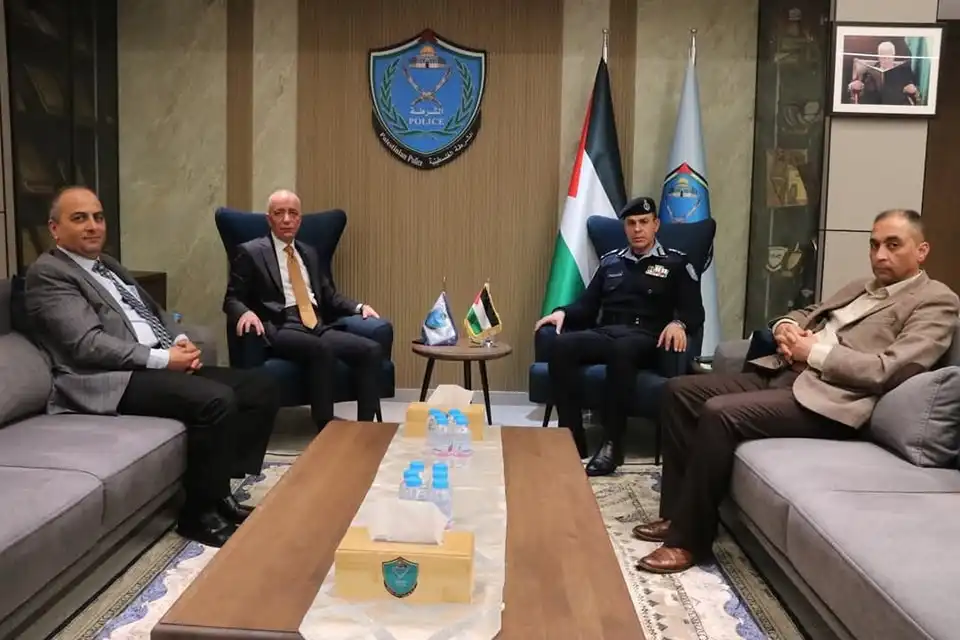 لقاء مدير الشرطة الفلسطينية برئيس سلطة الأراضي