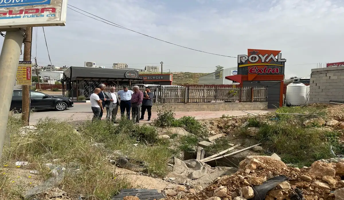 تنفيذ عبارة مياه على شارع رافات الرئيسي بالقدس