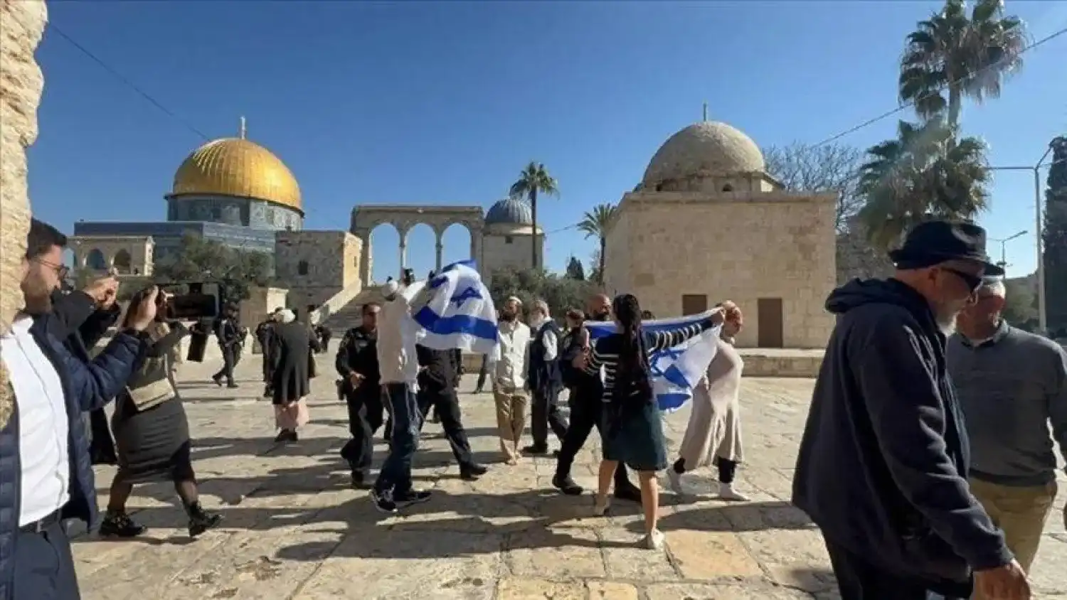 رفع العلم الإسرائيلي داخل المسجد الأقصى