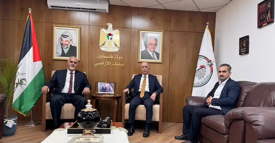 رئيس سلطة الأراضي مع وزير الزراعة