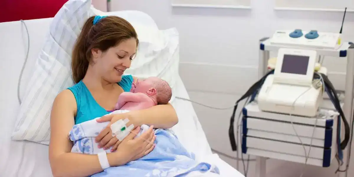 إتيكيت زيارة الأم بعد الولادة