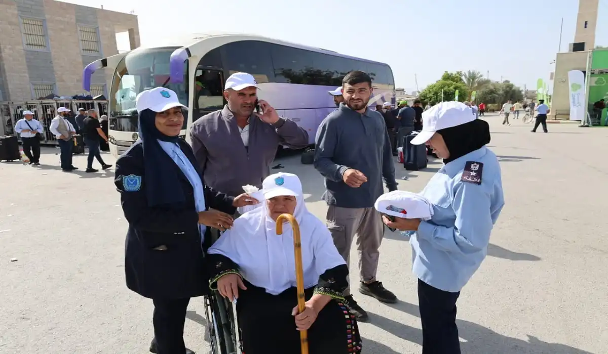 مغادرة أولى قوافل الحجاج عبر معبر الكرامة