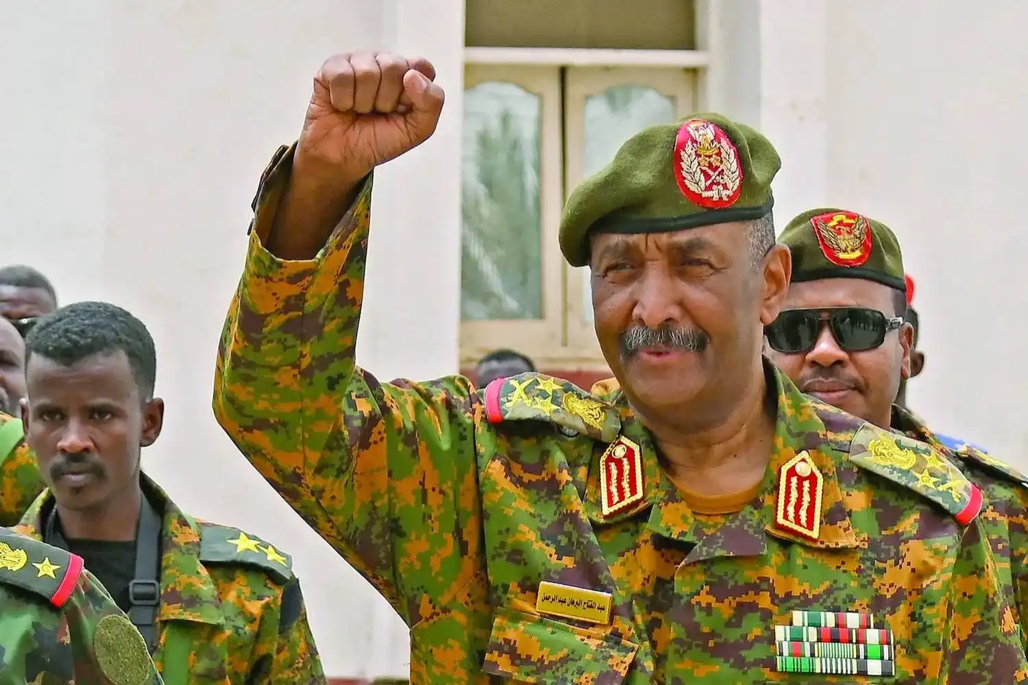 البرهان قائد الجيش  السوداني وعدد من الضباط والجنود