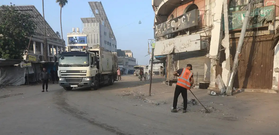 جمع النفايات من شوارع بلدية غزة