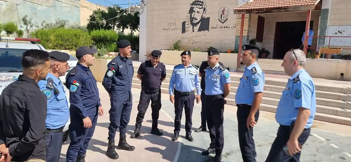 الشرطة الفلسطينة في تأمين امتحانات الثانوية