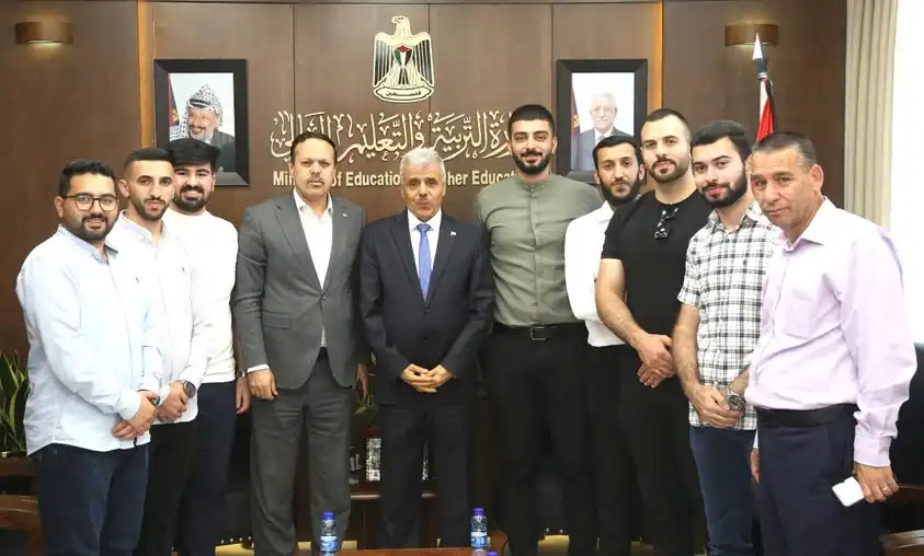 وزير التعليم الفلسطيني مع خريجي طب جامعة بوليتكنك فلسطين