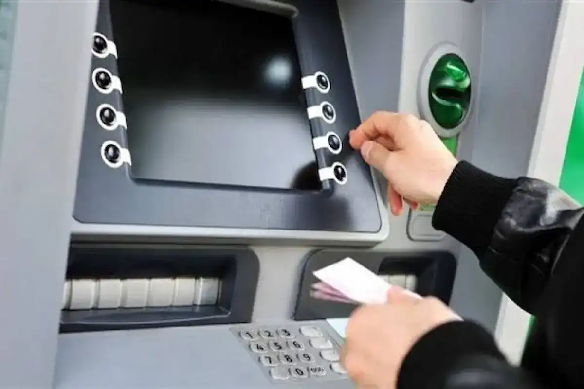 ماكينات ATM.. عودة تدريجية للخدمات البنكية بعد أزمة الاتصالات