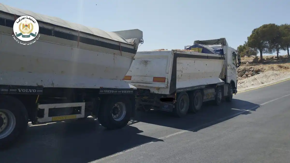 شاحنات محملة بالمخلفات