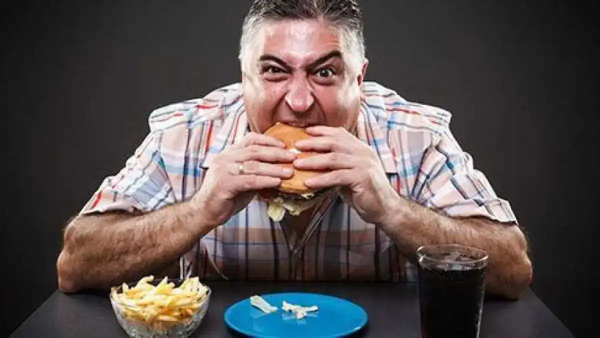 مخاطر تناول الطعام بسرعة