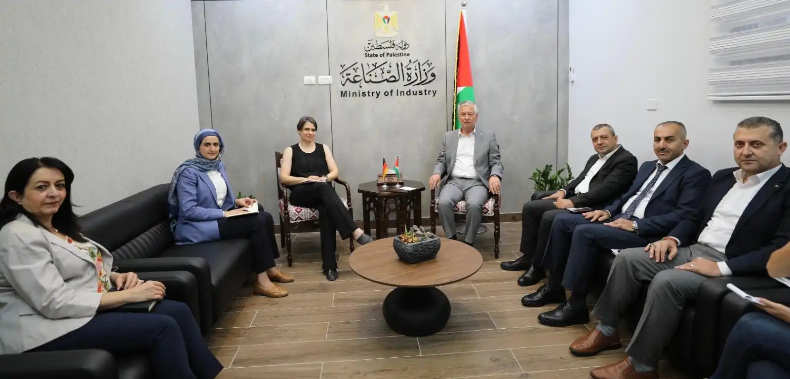 وزير الصناعة الفلسطيني