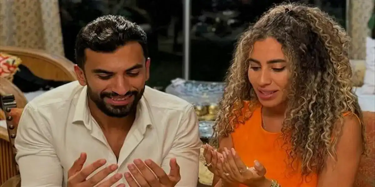 الشاعرة المصرية منة عدلي القيعي وخطيبها