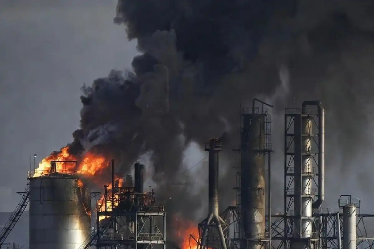 استهداف قطاع البتروكيماويات في إيران